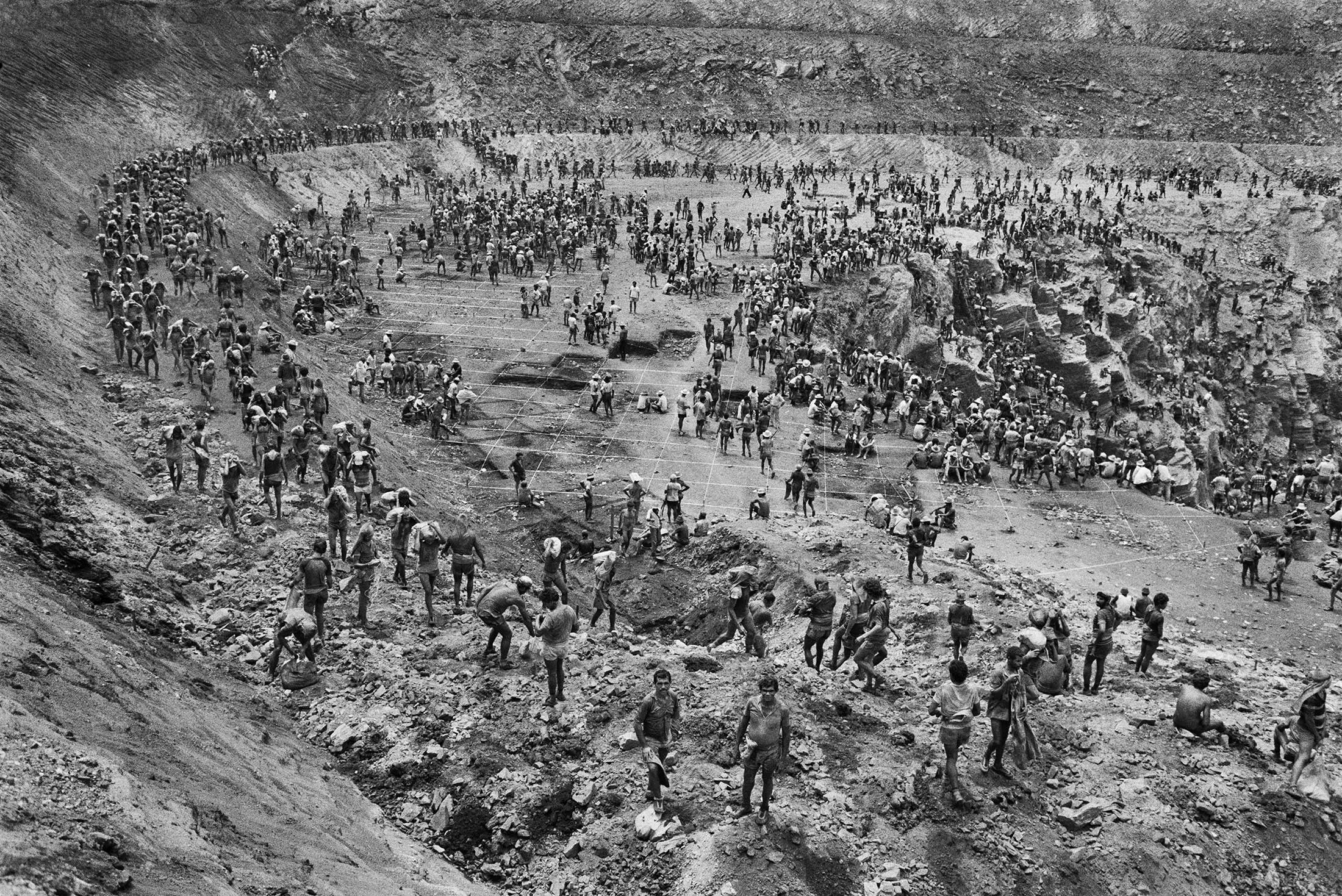 A cratera de Serra Pelada dividida em lotes marcados pelas cordas; à direita, os lotes pendurados nas paredes de terra, e, à esquerda, os ‘formigas’