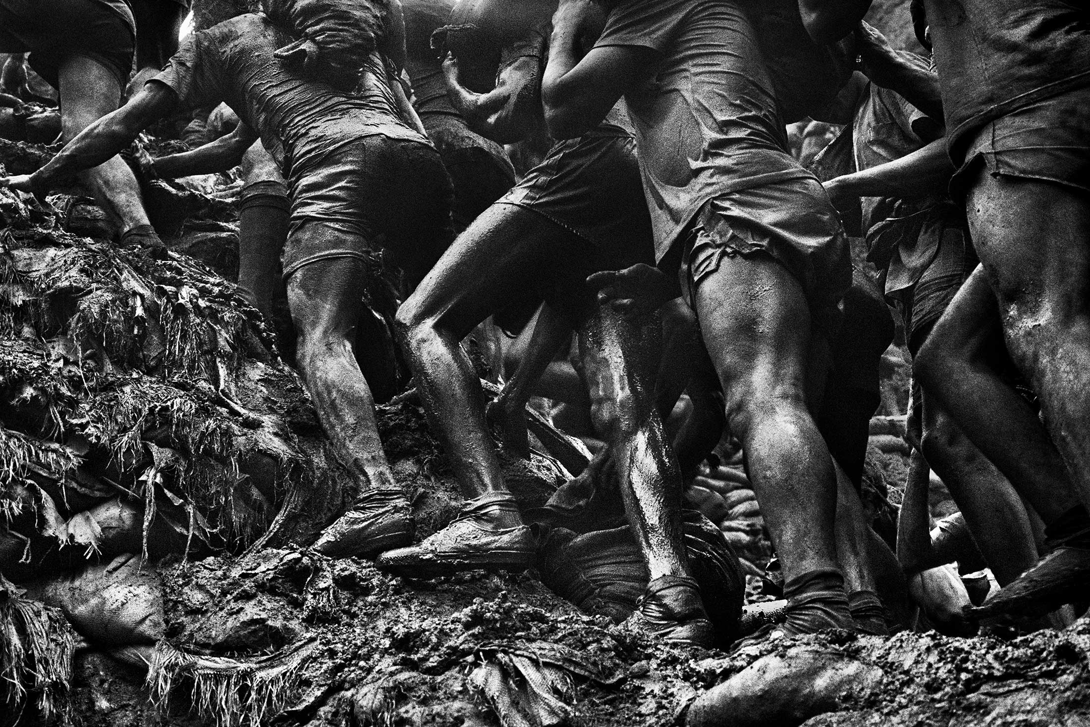 Detalhe da subida de trabalhadores pela encosta da mina de ouro de Serra Pelada no interior do Pará